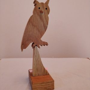 Oiseau de nuit sur son perchoir