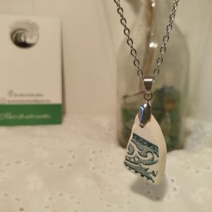 Collier pendentif en céramique poli