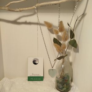 Collier pendentif en verre poli