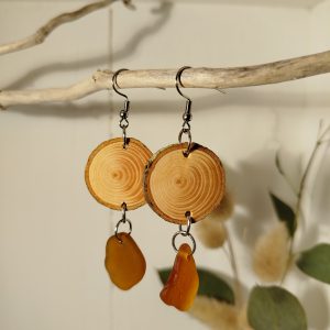 Boucles pendantes et bois et verre poli