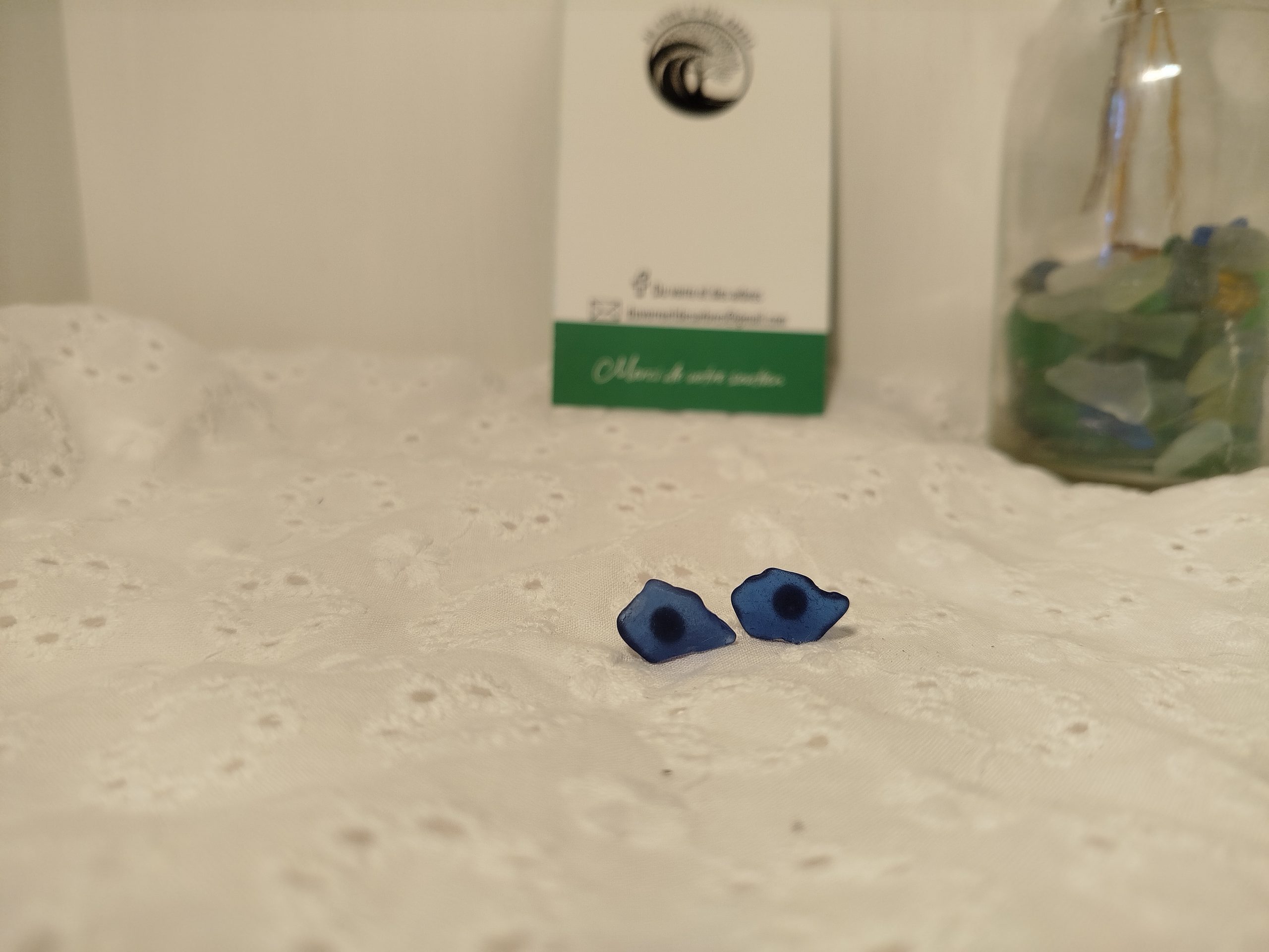 Puces d’oreilles en verre poli